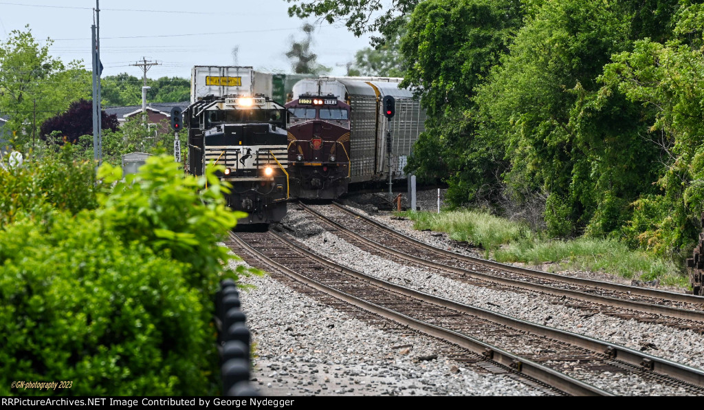 NS 1134 passing on the outside